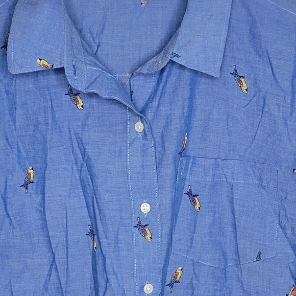Old Navy | The Classic Shirt in Chambray Embroidered Parrots Birds Size Medium - Picture 2 of 5
